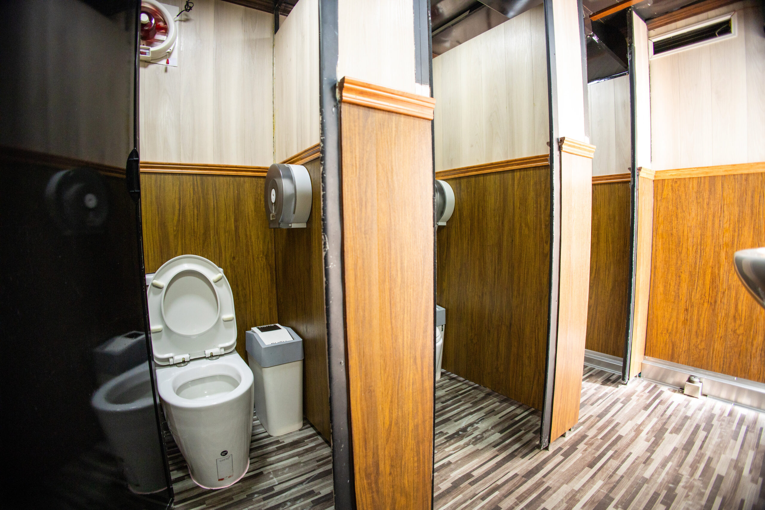 รถสุขาเคลื่อนที่ให้เช่า 100