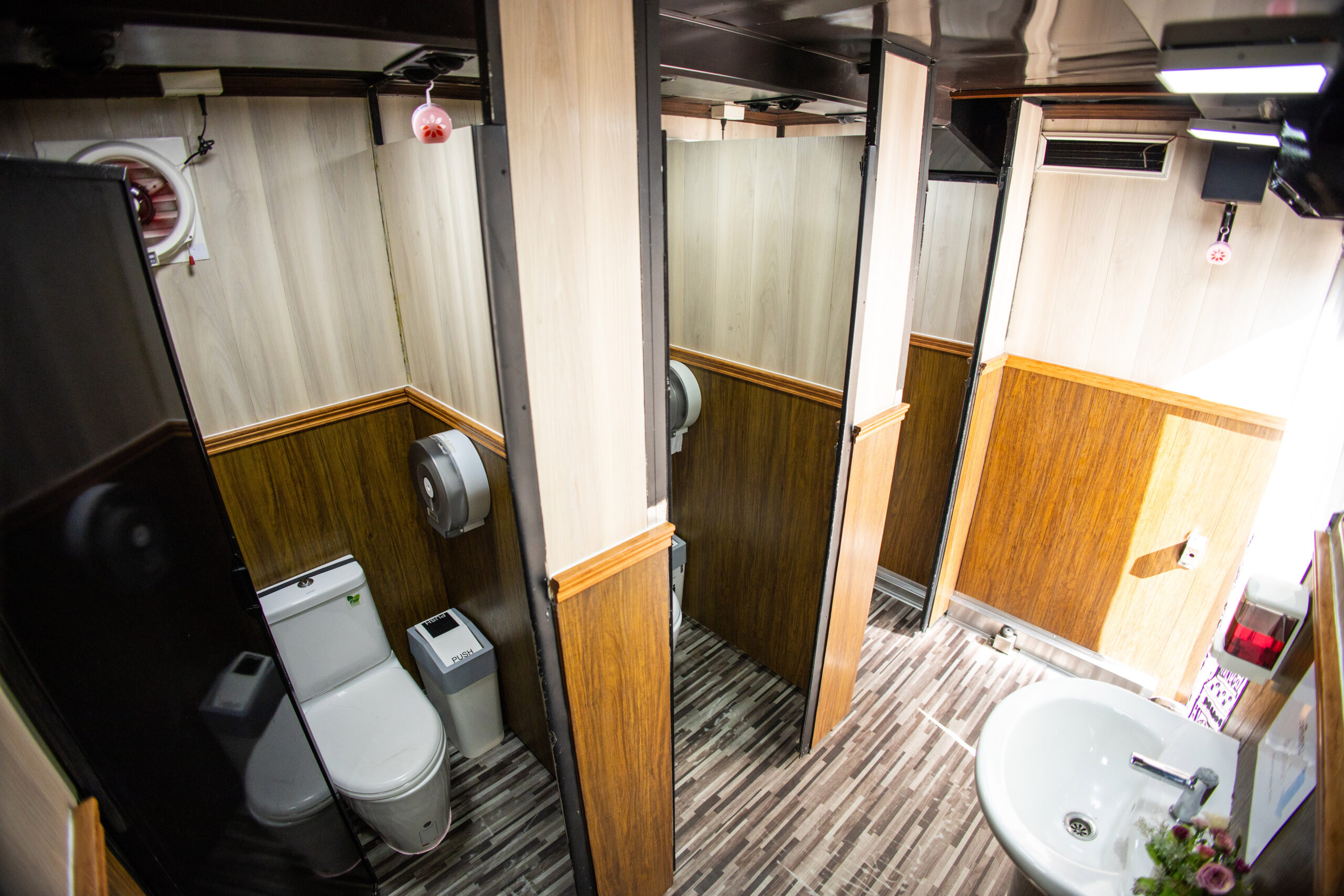 รถสุขาเคลื่อนที่ให้เช่า 102