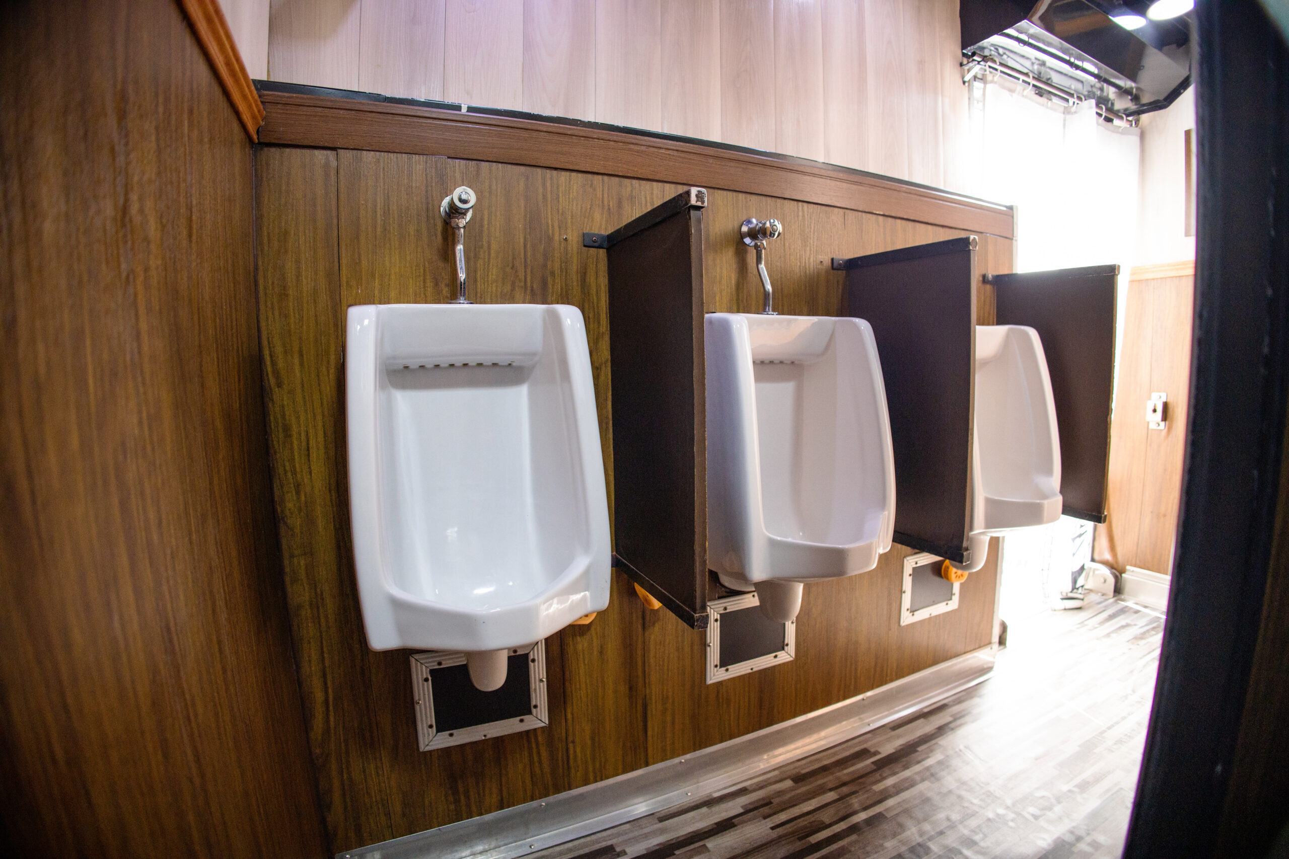 รถสุขาเคลื่อนที่ให้เช่า 103