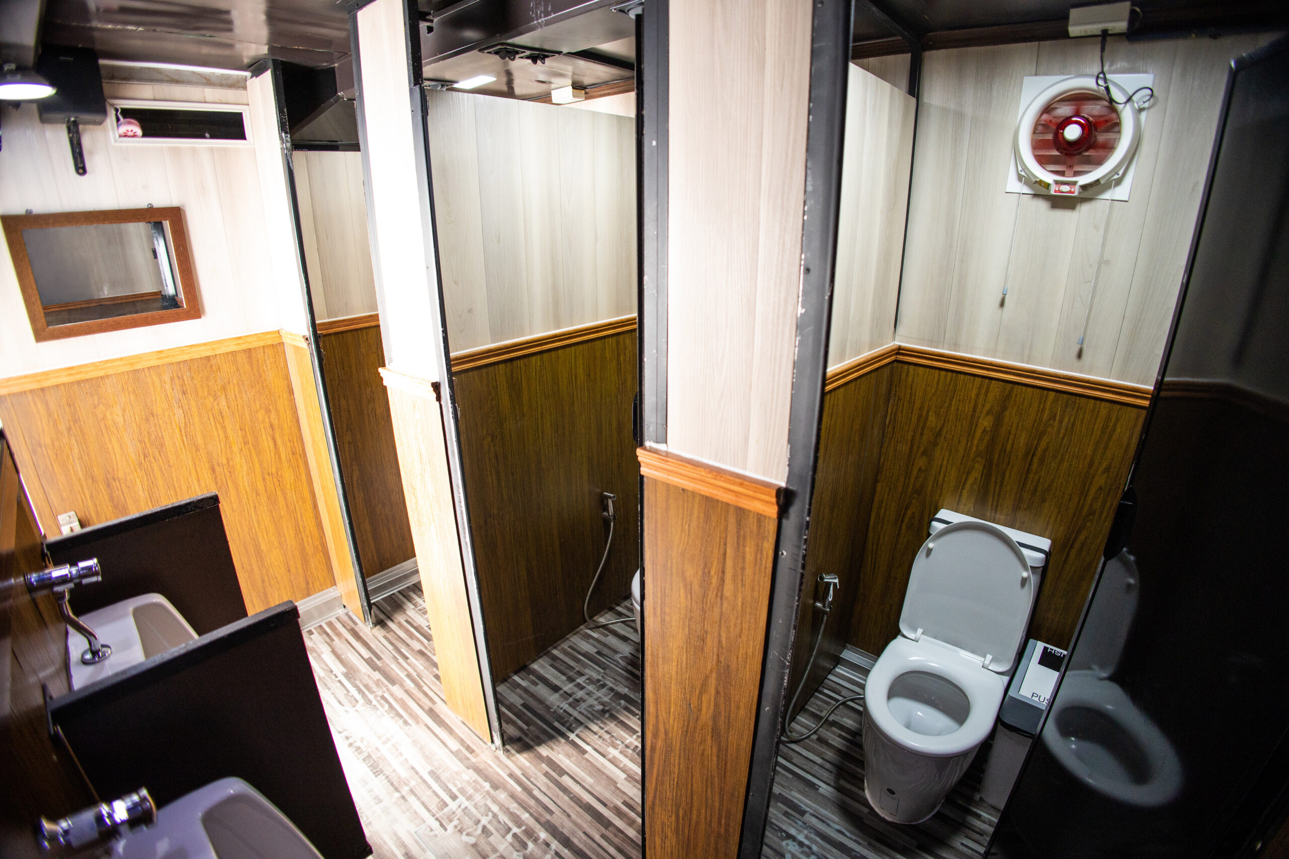 รถสุขาเคลื่อนที่ให้เช่า 104