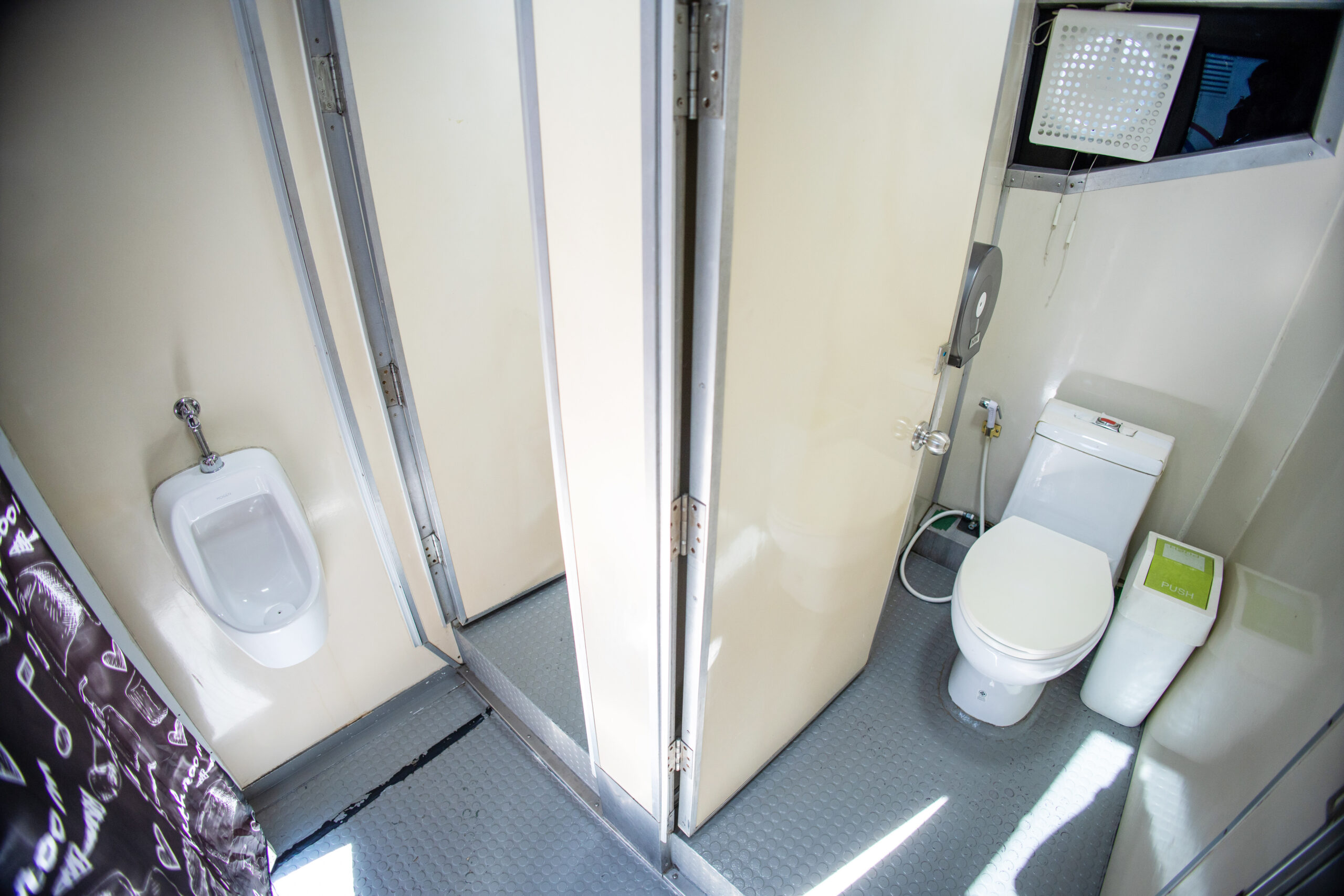 รถสุขาเคลื่อนที่ให้เช่า 77