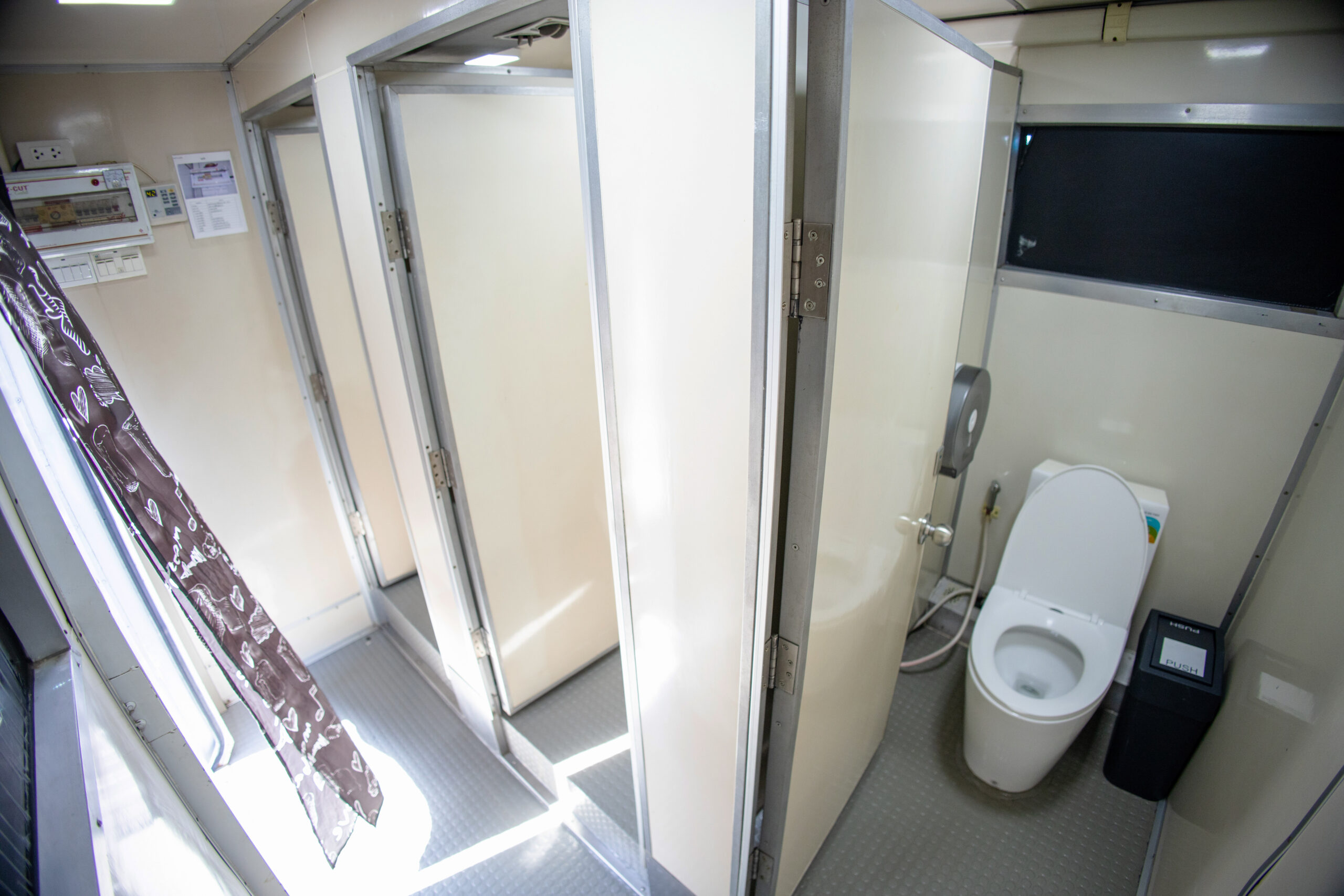 รถสุขาเคลื่อนที่ให้เช่า 80